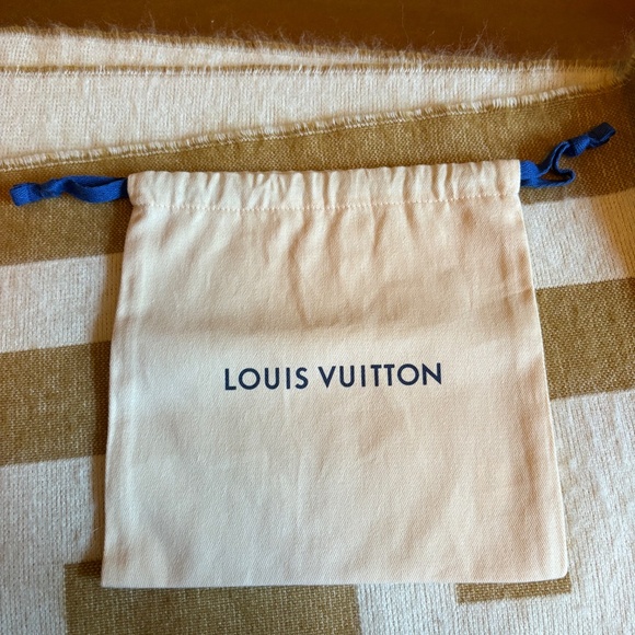 Louis Vuitton Square Small Gift Box 6.5 x 6.5 x 1.8 in with Ribbon & Dust Bag - Picture 5 of 10